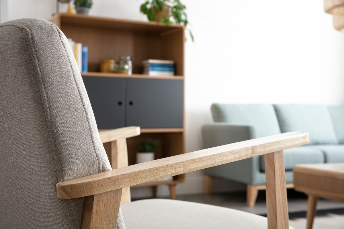 Fauteuil scandinave en tissu beige et bois clair ABYSS
