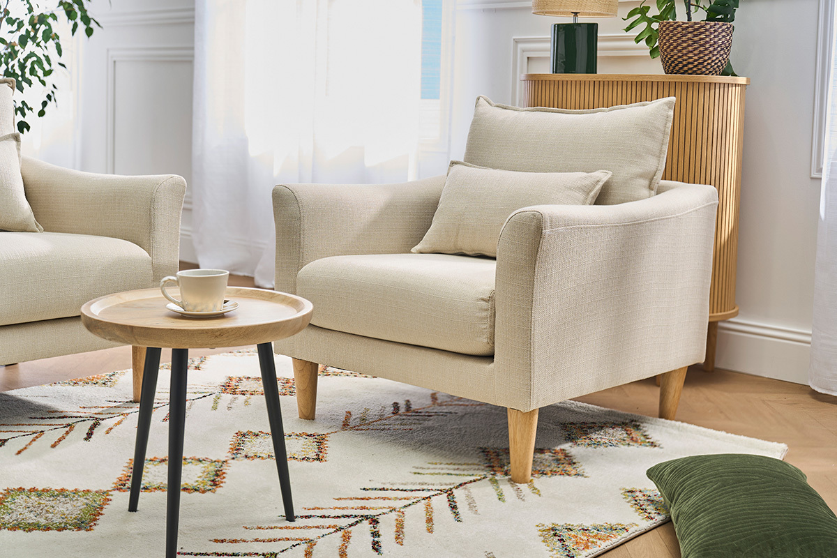 Fauteuil scandinave en tissu beige et bois clair KATE
