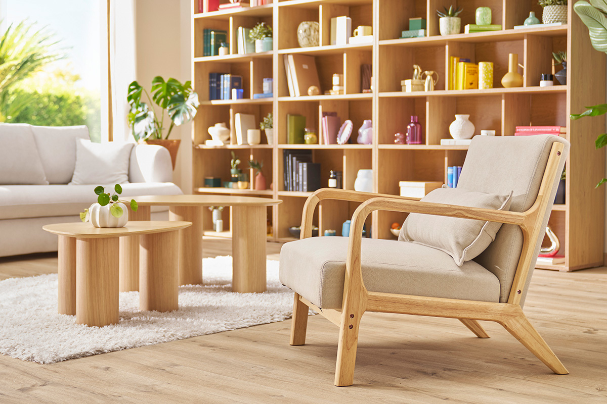 Fauteuil scandinave en tissu effet velours beige et bois clair massif DERRY