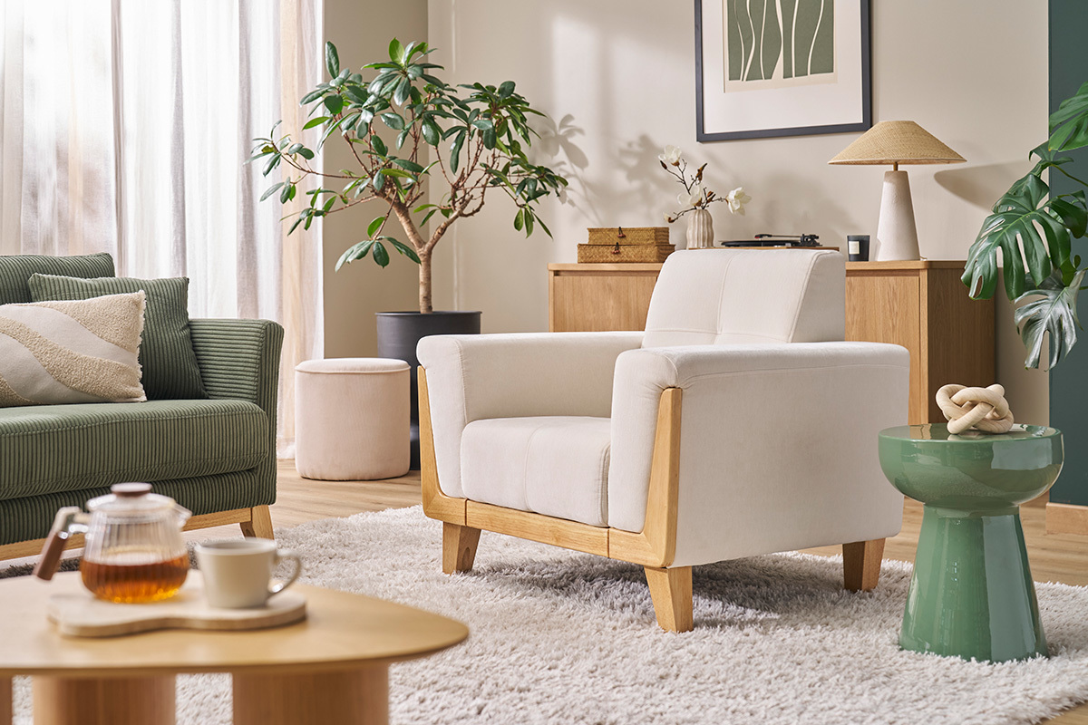 Fauteuil scandinave en tissu effet velours blanc cass et bois clair FJORD