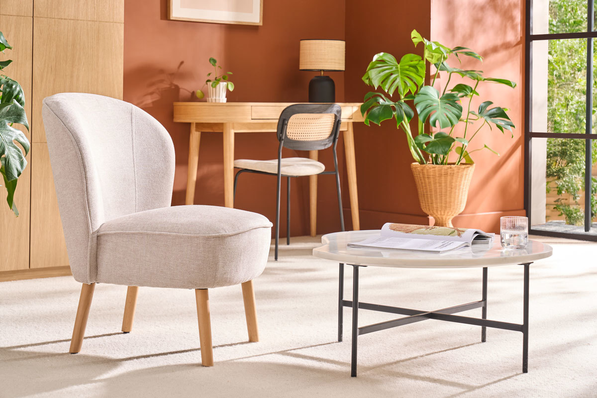 Fauteuil scandinave en tissu effet velours textur beige et bois clair AMANITA