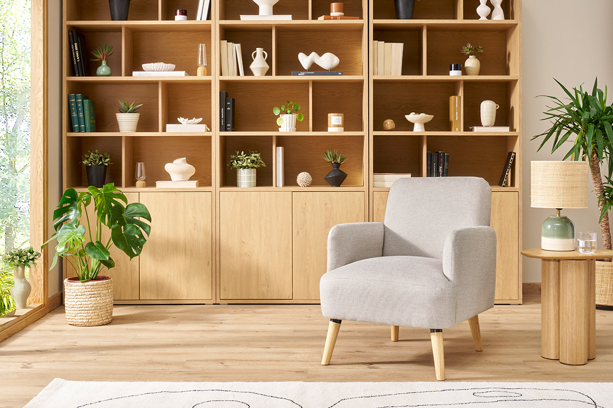 Fauteuil scandinave en tissu effet velours textur beige et bois clair ISKO