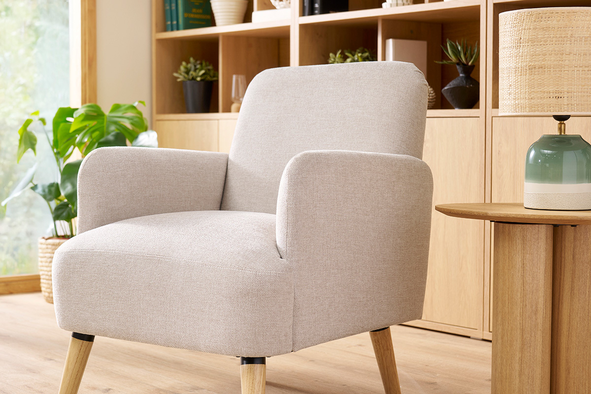 Fauteuil scandinave en tissu effet velours textur beige et bois clair ISKO