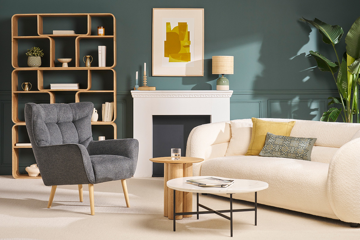 Fauteuil scandinave en tissu effet velours textur gris fonc et bois clair AVERY