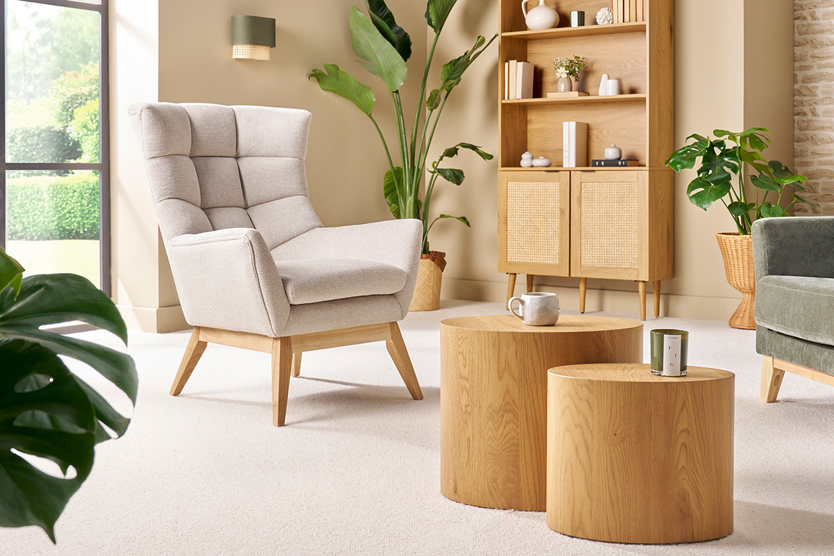Fauteuil scandinave en tissu effet velours textur naturel et bois clair BRODY