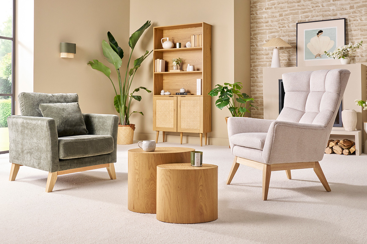 Fauteuil scandinave en tissu effet velours textur naturel et bois clair BRODY