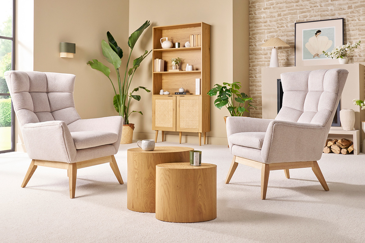 Fauteuil scandinave en tissu effet velours textur naturel et bois clair BRODY
