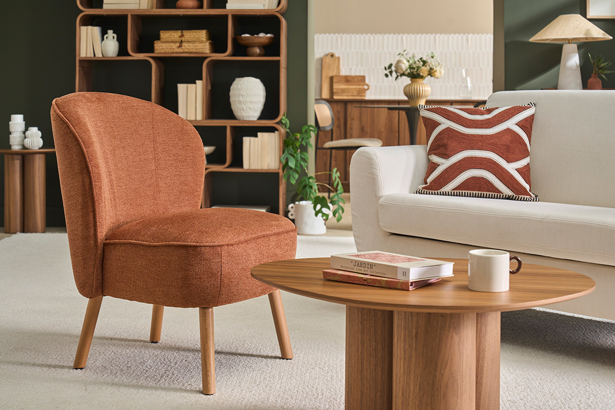 Fauteuil scandinave en tissu effet velours textur� terre br�l�e et bois clair AMANITA