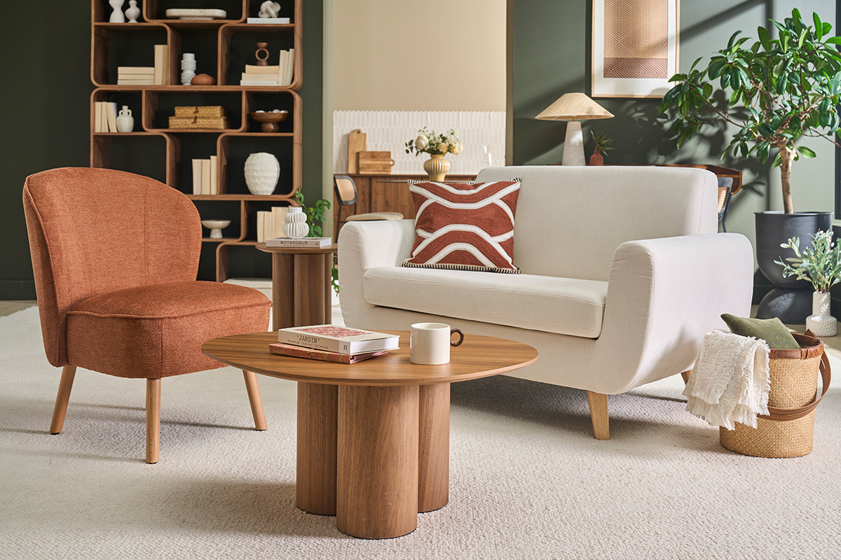 Fauteuil scandinave en tissu effet velours textur� terre br�l�e et bois clair AMANITA