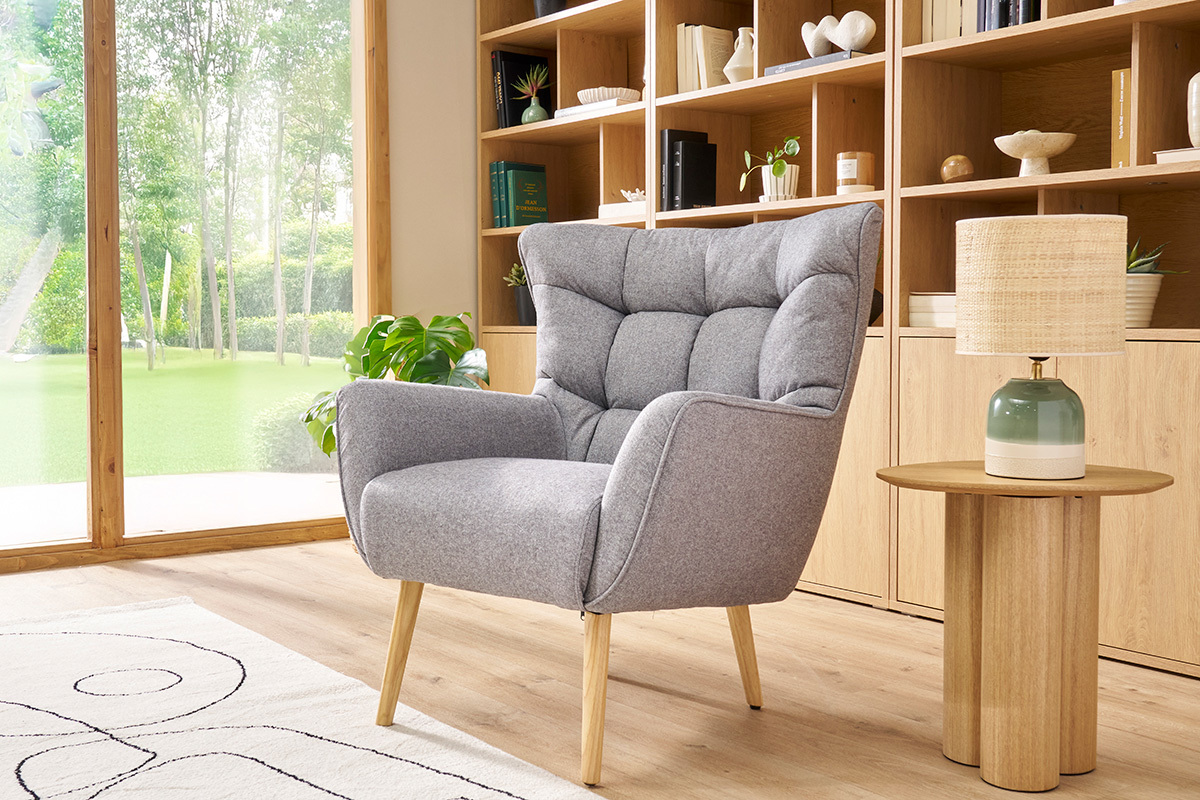 Fauteuil scandinave en tissu gris clair et bois clair AVERY