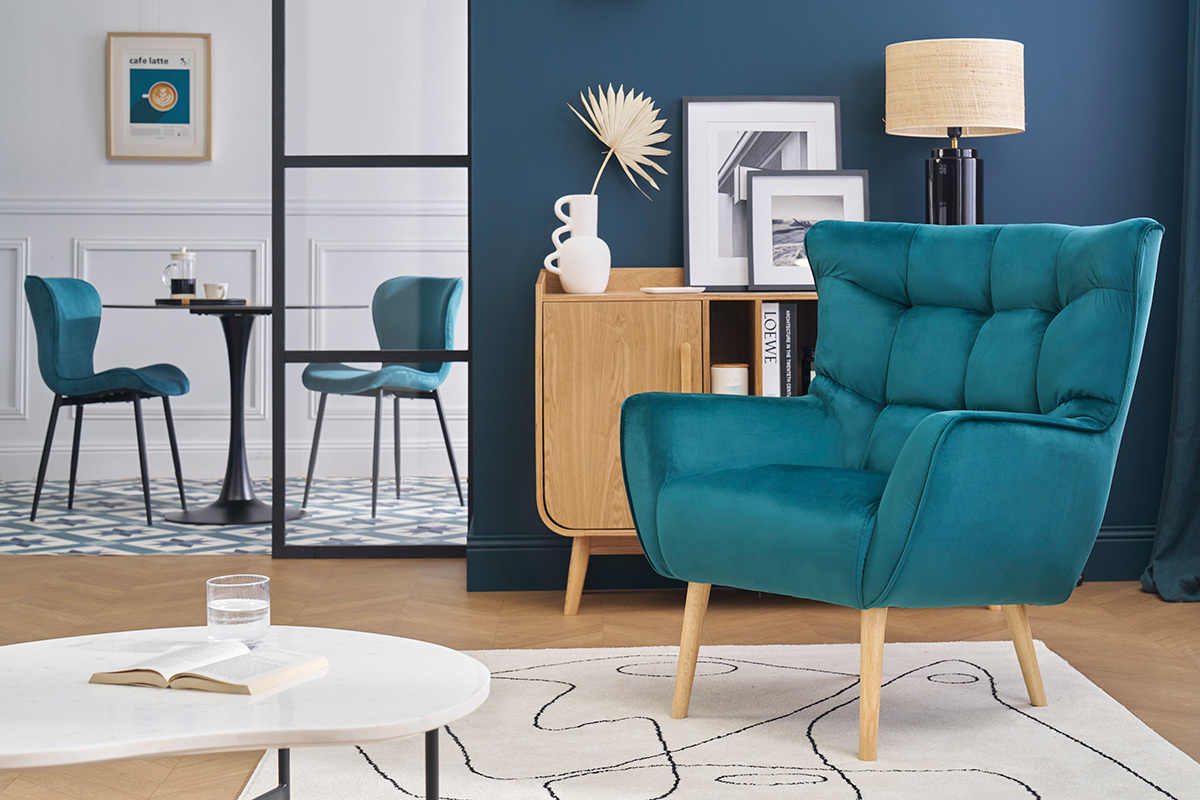 Fauteuil scandinave en tissu velours bleu ptrole et bois clair AVERY