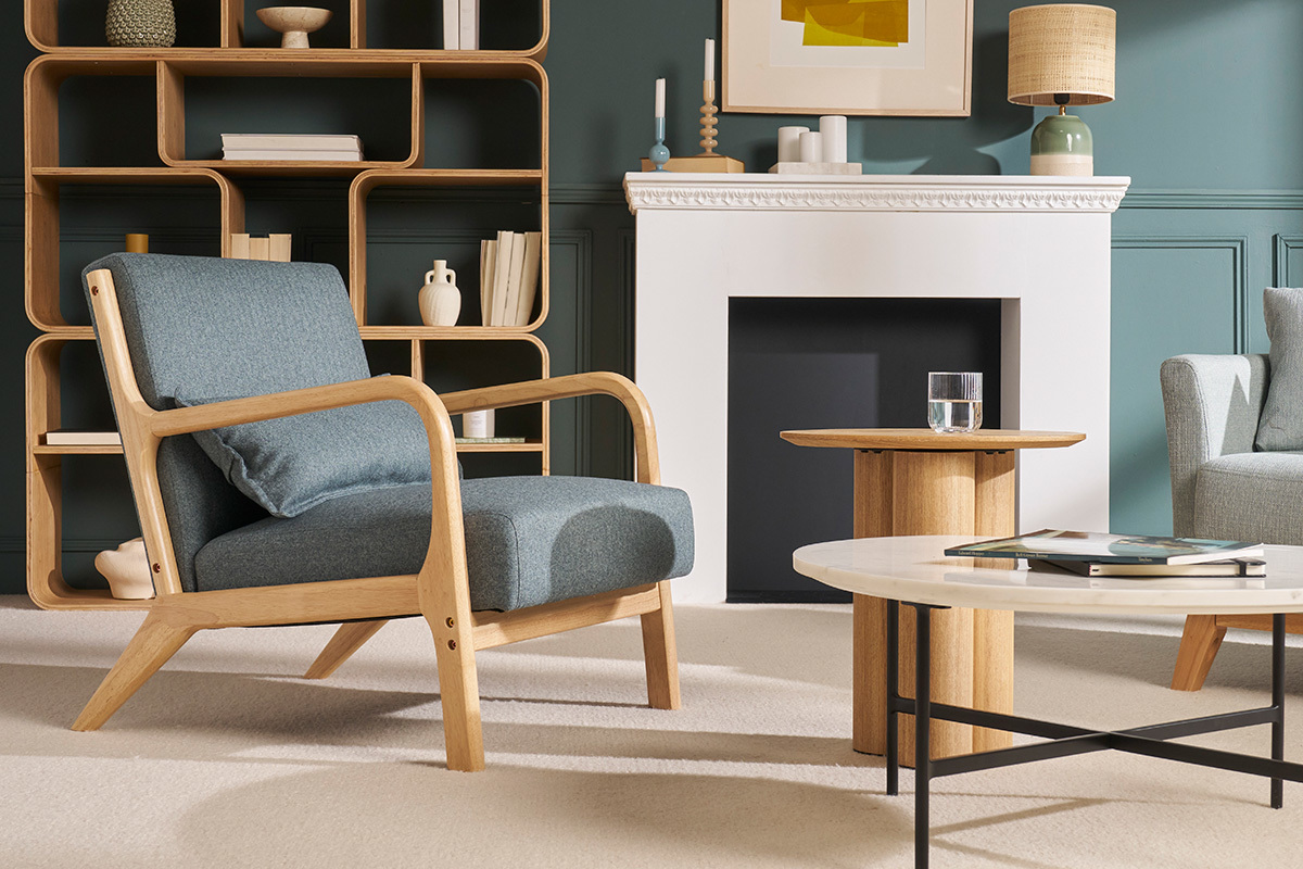 Fauteuil scandinave en tissu vert de gris et bois clair massif DERRY