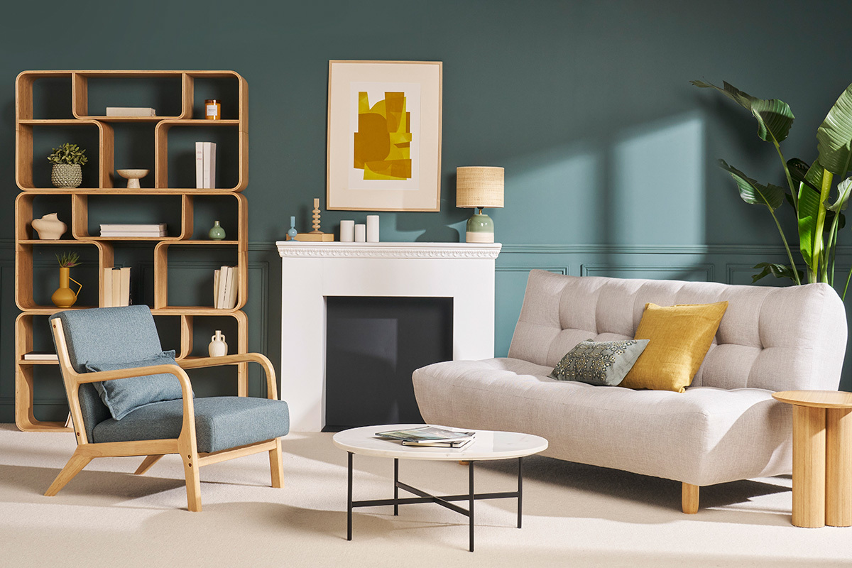 Fauteuil scandinave en tissu vert de gris et bois clair massif DERRY