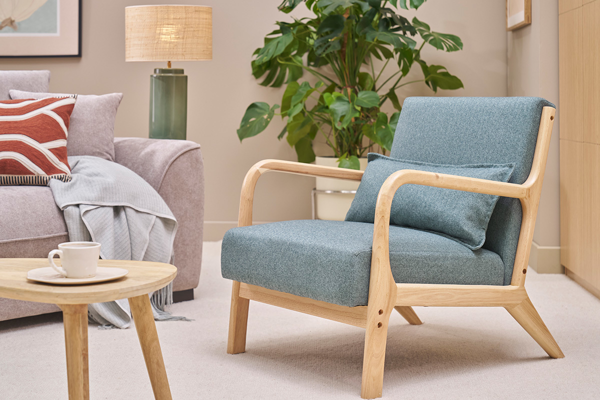 Fauteuil scandinave en tissu vert de gris et bois clair massif DERRY