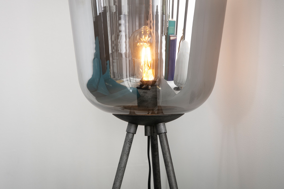 Lampadaire en mtal finition argent ancien et globe en verre SMOKE