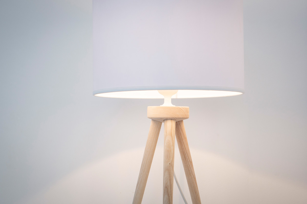 Lampe � poser design tr�pied bois naturel TRIPOD