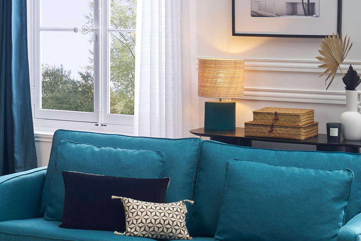 Lampe � poser en c�ramique bleu p�trole mat et abat-jour en raphia naturel H40 cm TIGA