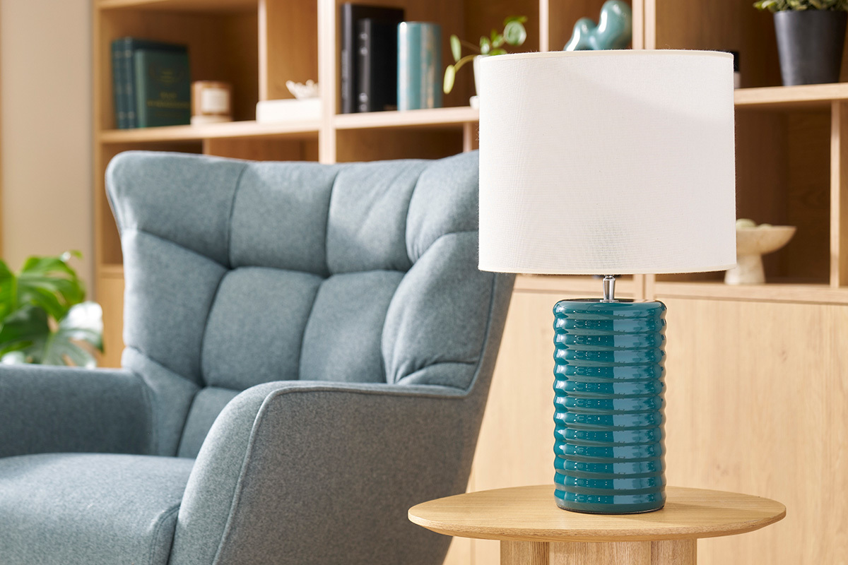 Lampe  poser en cramique maille bleu canard et abat-jour cru H53 cm BERRO