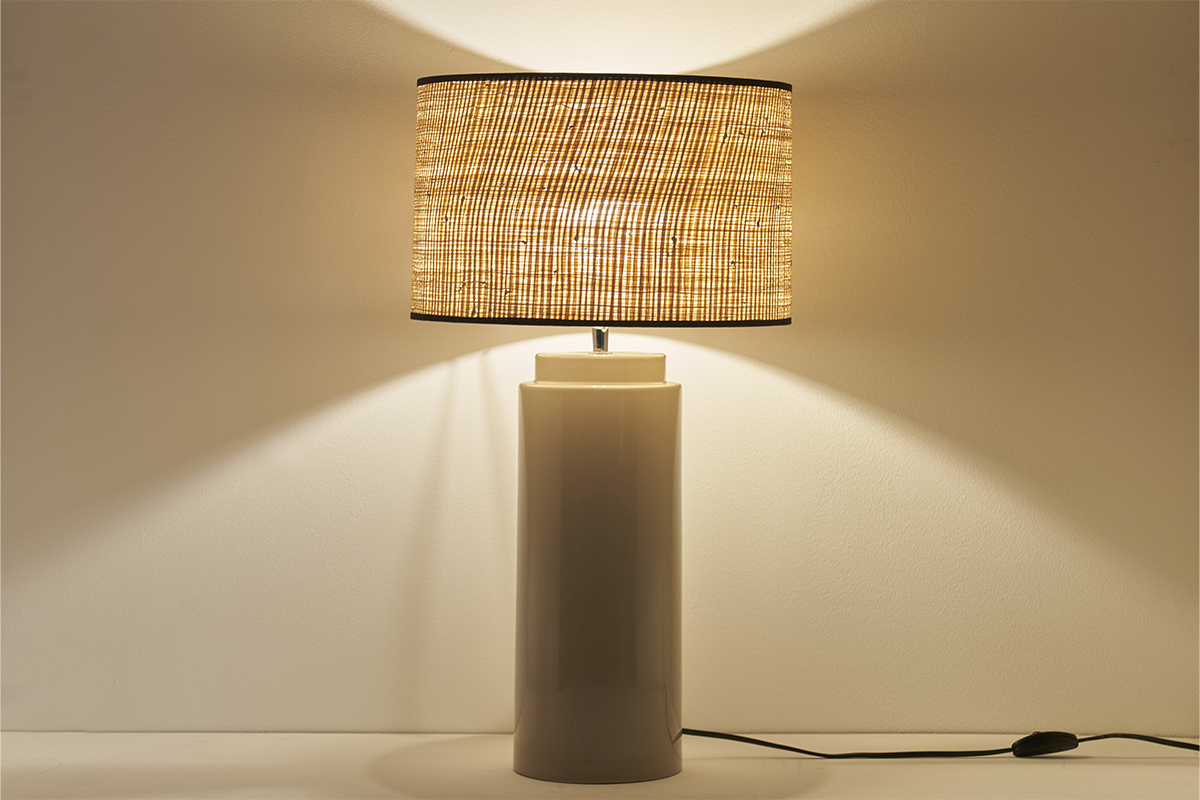 Lampe  poser en cramique maille taupe et abat-jour en raphia naturel H64 cm MAJES