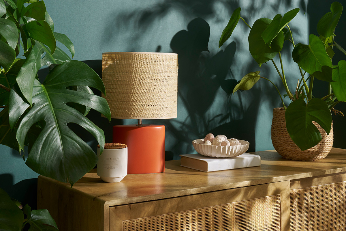 Lampe  poser en cramique terracotta mat et abat-jour en raphia naturel H40 cm TIGA