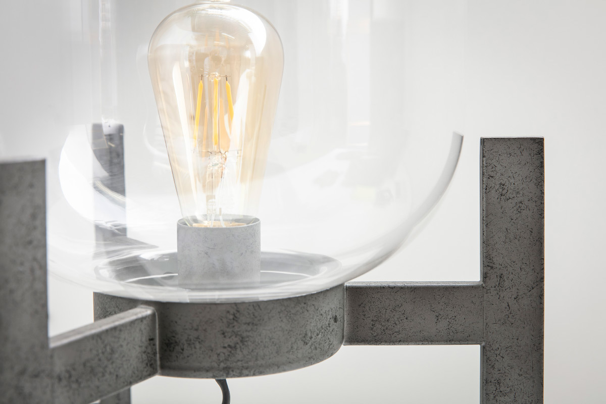 Lampe � poser en m�tal finition argent ancien et globe en verre HALCYON