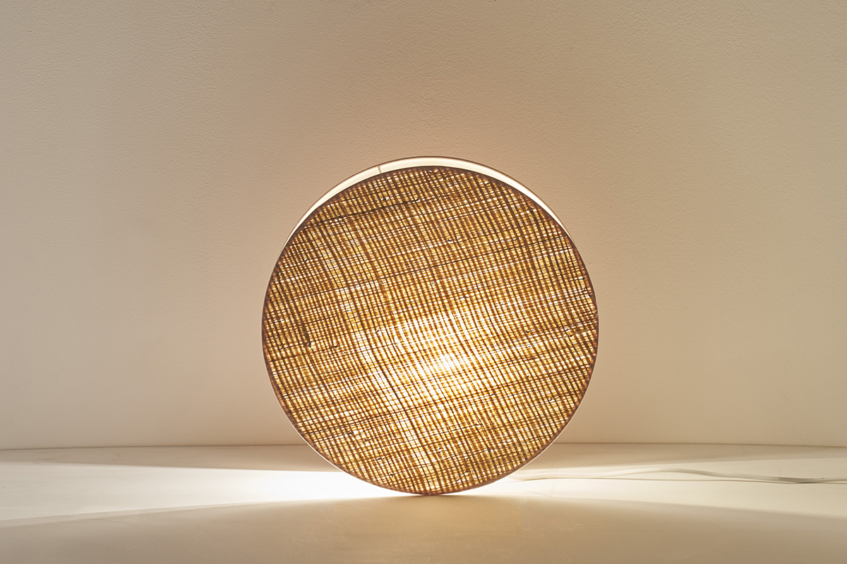 Lampe  poser ronde bi-matire en tissu rose clair et rabane naturelle D35 cm VERSO