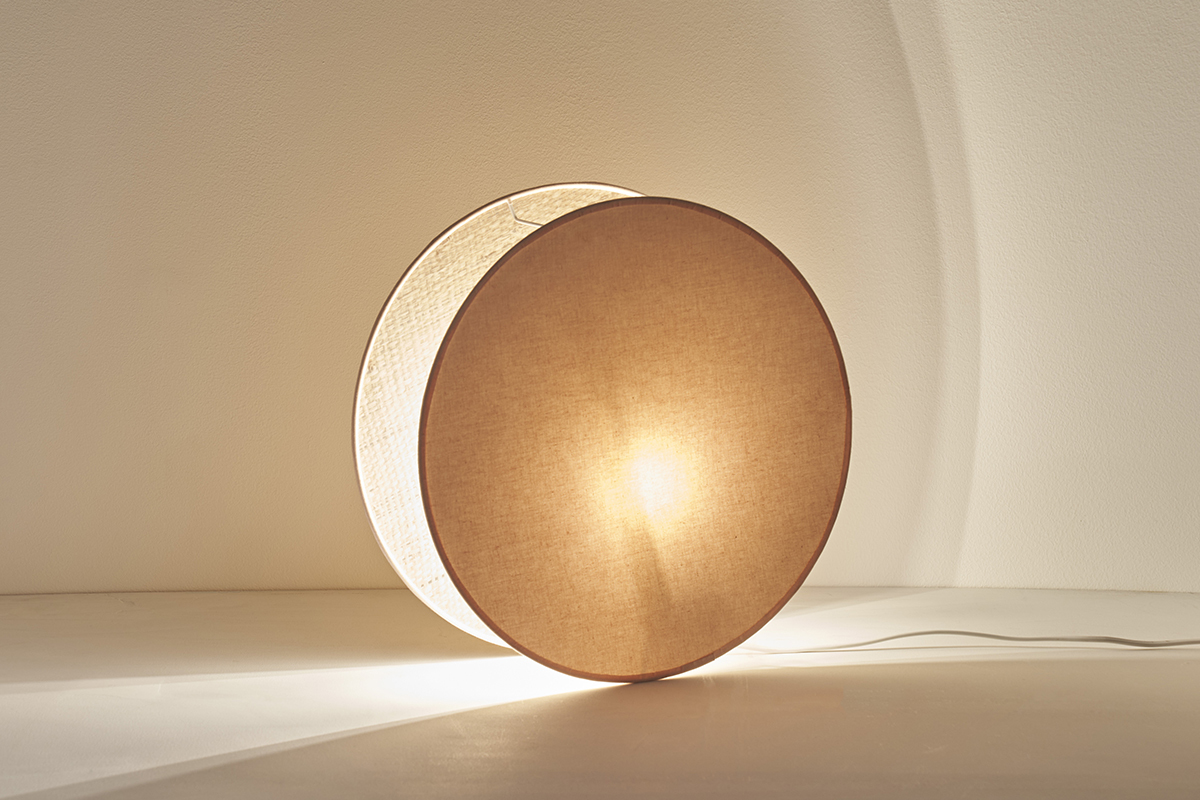 Lampe  poser ronde bi-matire en tissu rose clair et rabane naturelle D35 cm VERSO