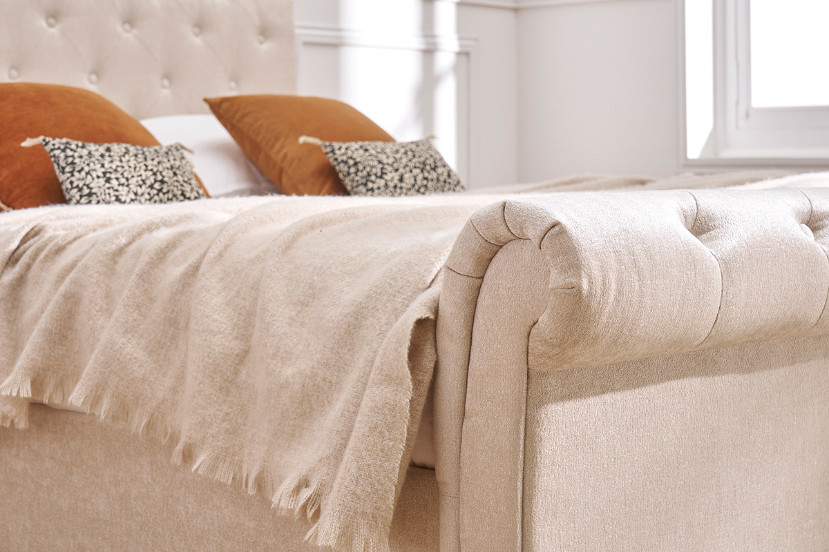 Lit 2 places 160x200 cm en tissu velours beige capitonn RILEY