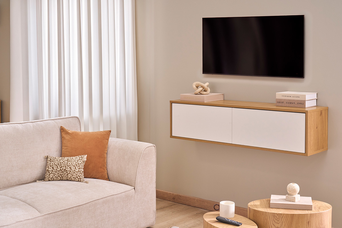 Meuble TV suspendu finition blanche et bois clair ch�ne L140 cm FLEXO