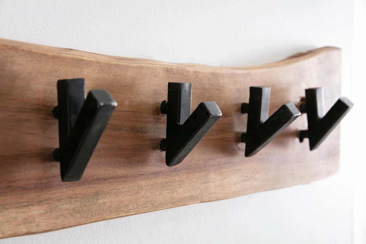 Porte-manteau mural 5 crochets en bois massif et m�tal noir OBEL