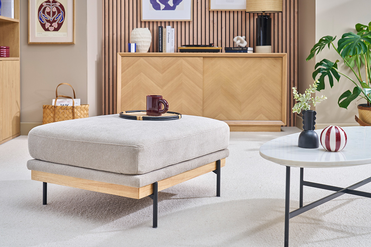 Pouf repose pieds en tissu chenille beige et mtal noir TODD