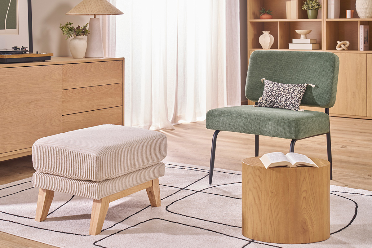 Pouf repose-pieds scandinave en tissu effet velours textur� taupe et bois clair OSLO