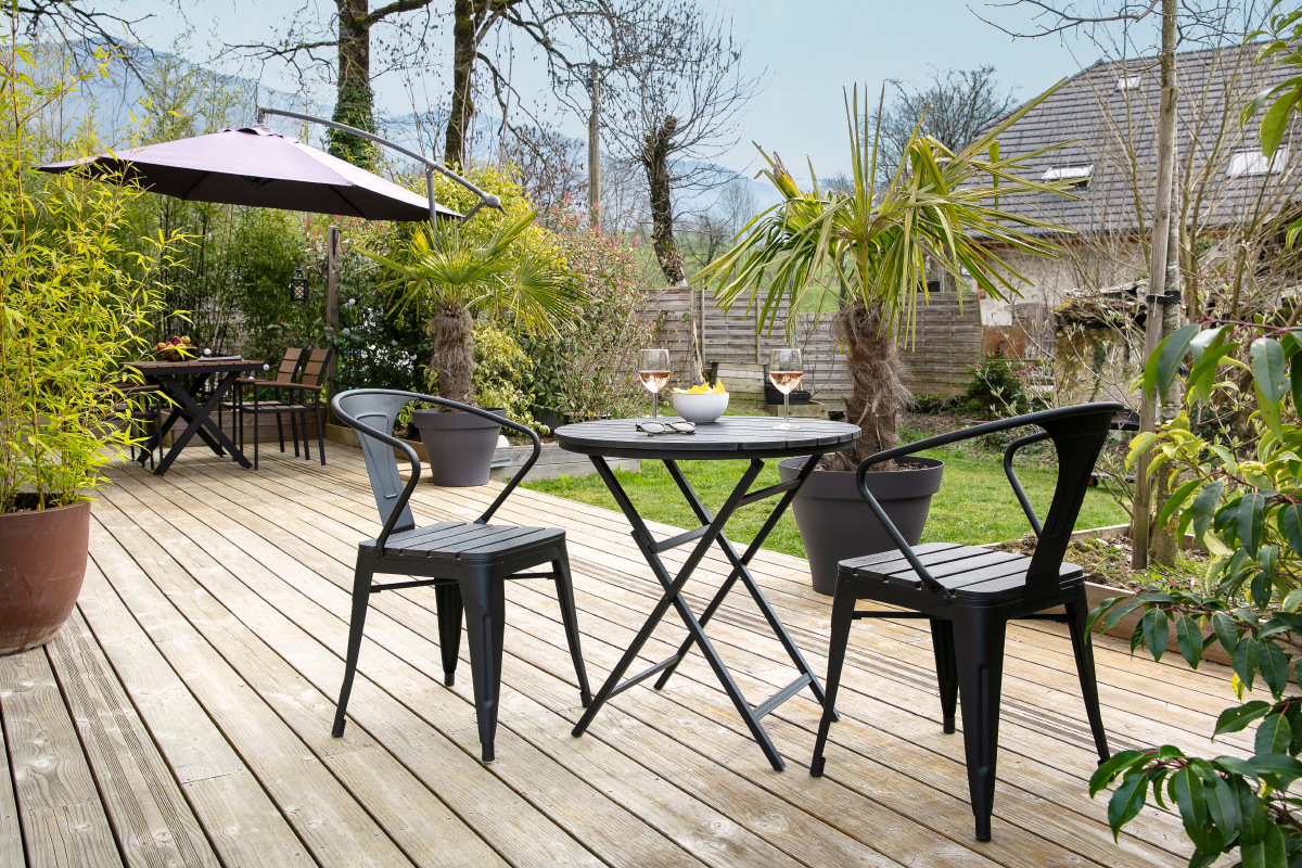 Salon de jardin avec table pliable et 2 chaises empilables bois et mtal BERLINER