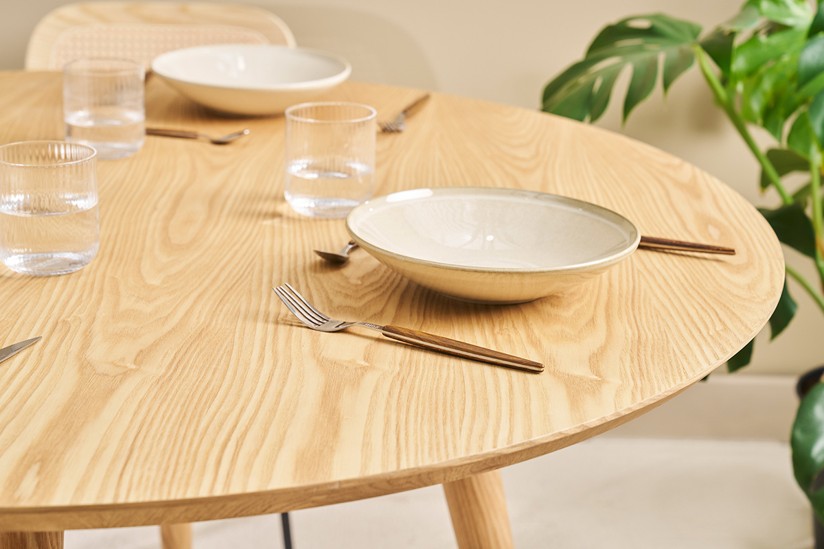 Table  manger ronde en bois clair chne massif D120 cm OKSANA