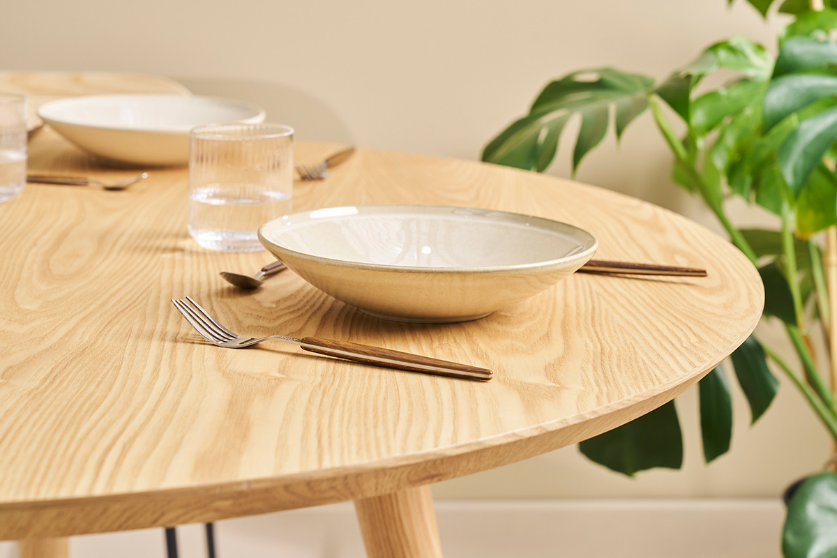 Table  manger ronde en bois clair chne massif D75 cm OKSANA