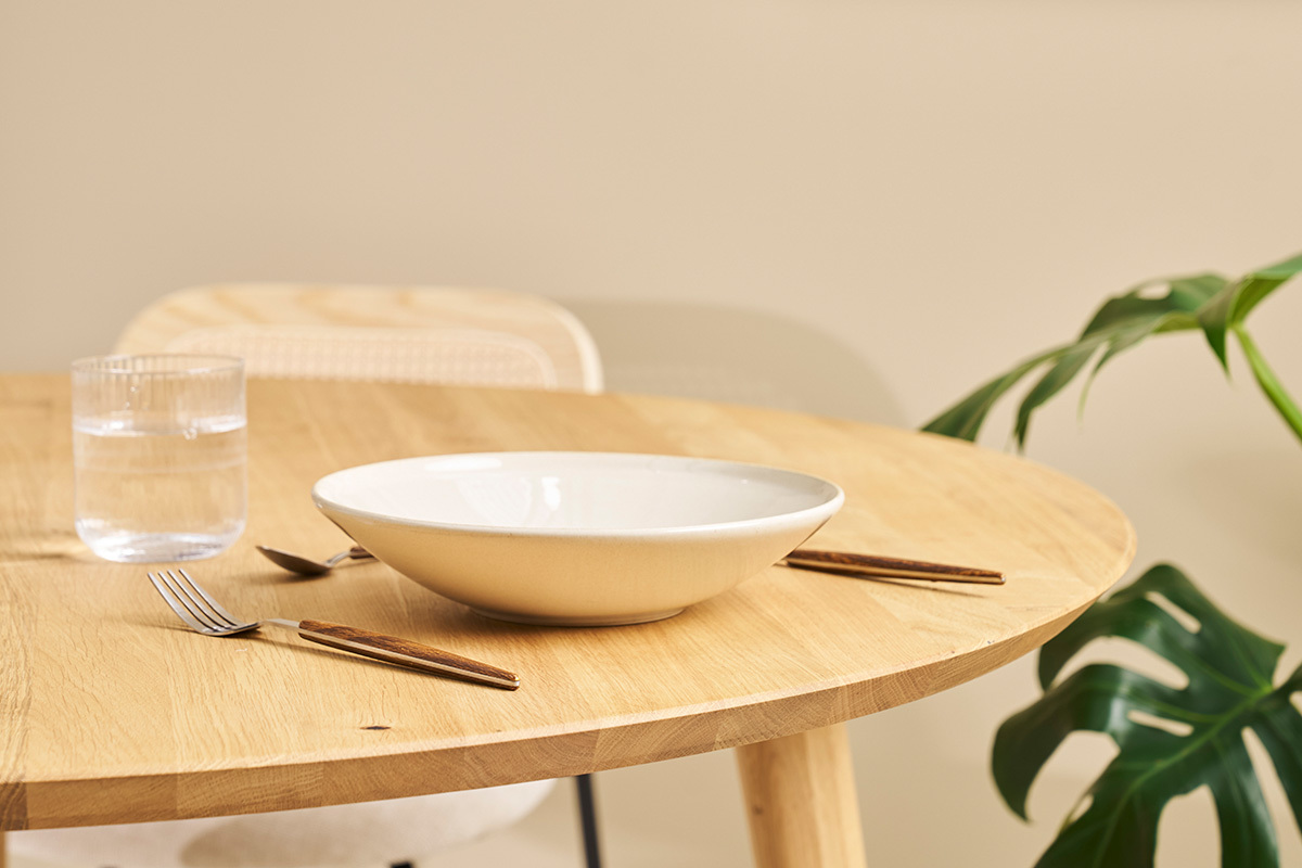 Table � manger ronde en bois clair ch�ne massif D75 cm OKSANA