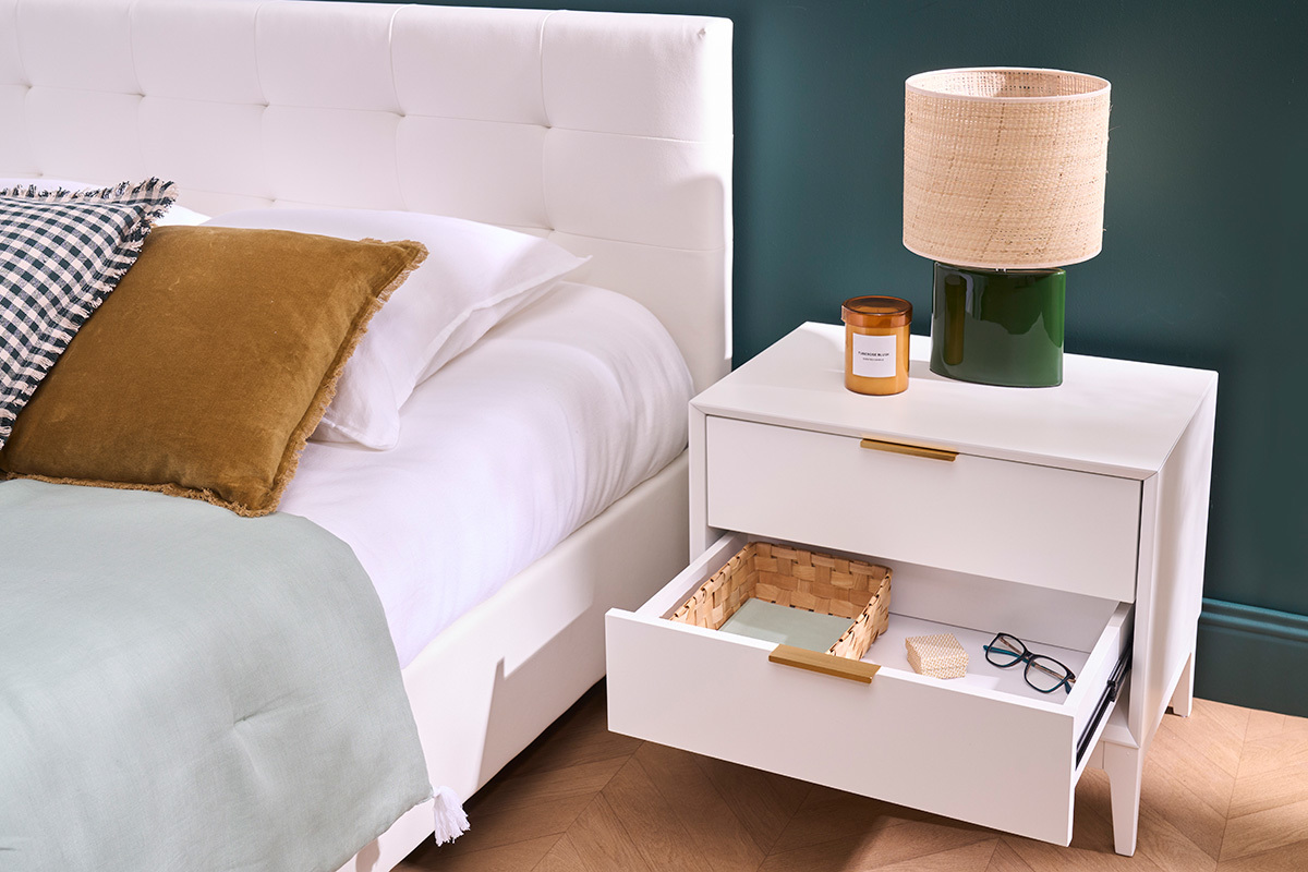Table de chevet blanche mat et mtal dor avec rangements L60 cm GIANA