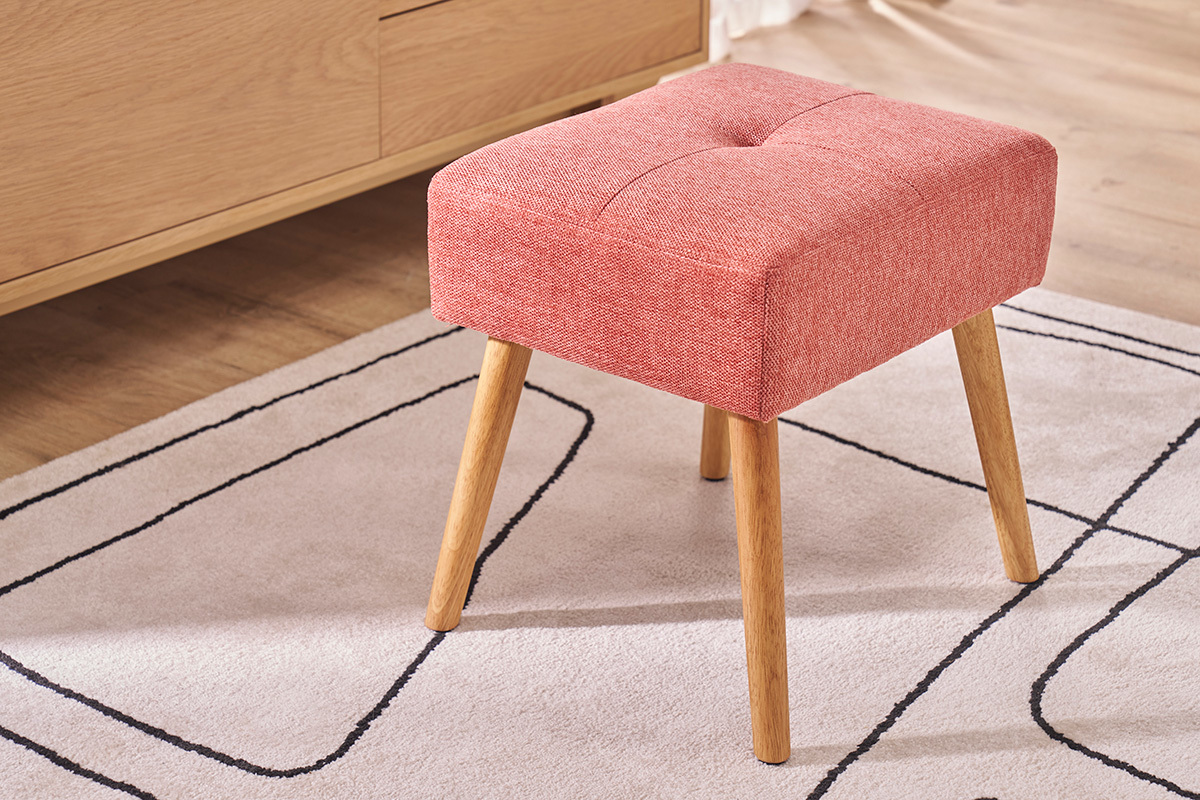 Tabouret bas en tissu effet velours textur� terracotta et bois clair massif H46 cm GUESTA