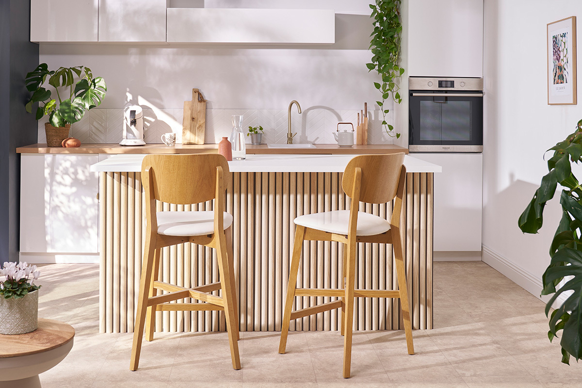 Tabouret de bar en bois clair ch�ne et tissu effet velours textur� vert kaki H65 cm LUCIA
