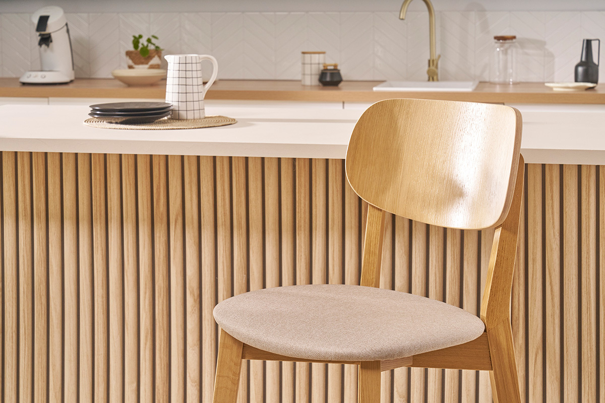 Tabouret de bar en bois clair chne massif et tissu beige LUCIA