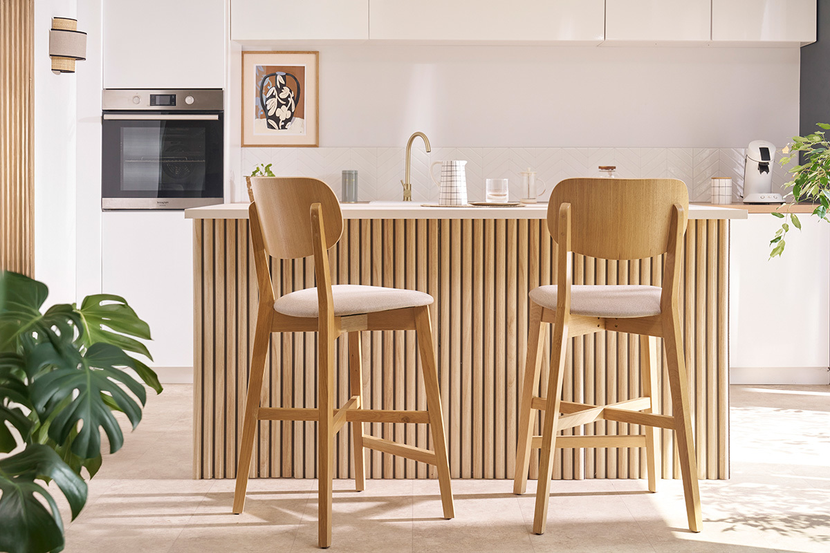 Tabouret de bar en bois clair chne massif et tissu beige LUCIA