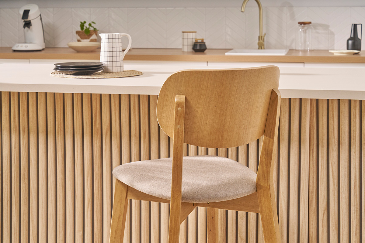 Tabouret de bar en bois clair chne massif et tissu beige LUCIA