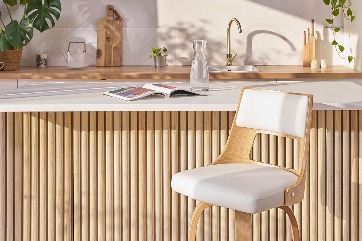Tabouret de bar scandinave pivotant blanc et bois clair H69 cm GARBO