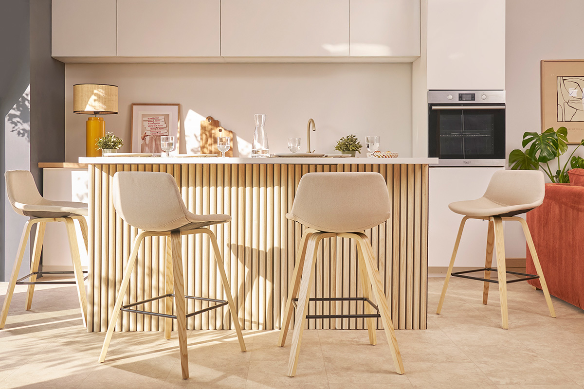 Tabourets de bar design blanc et bois clair H65 cm (lot de 2) NONIE