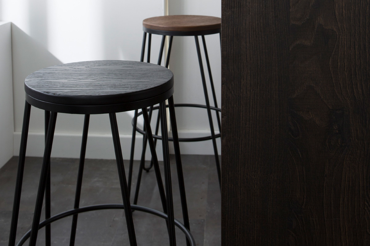 Tabourets de bar empilables en m�tal noir et en bois noir H75 cm (lot de 2) IGLA