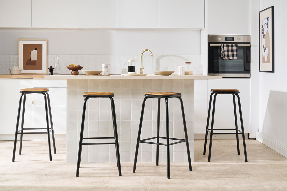 Tabourets de bar empilables noir et bois fonc H65 cm (lot de 2) MEMPHIS