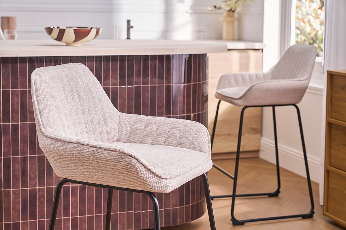 Tabourets de bar en tissu effet velours textur� beige et m�tal noir H68 cm (lot de 2) RONNIE