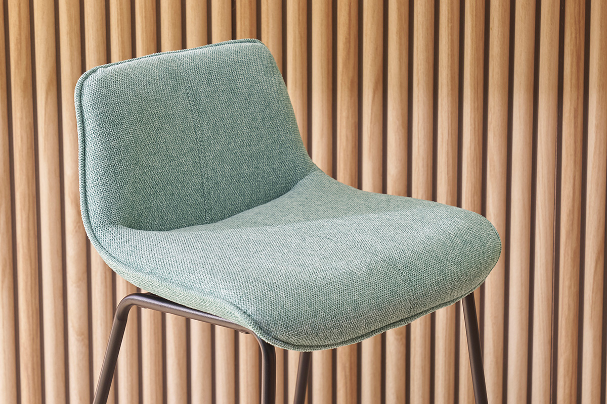 Tabourets de bar en tissu effet velours textur vert cladon et mtal noir H65 cm (lot de 2) BOOST
