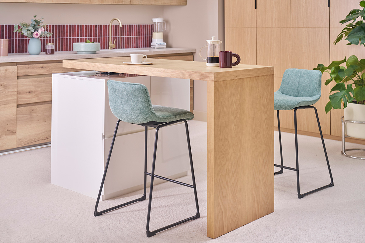 Tabourets de bar en tissu effet velours textur� vert c�ladon et m�tal noir H65 cm (lot de 2) BOOST