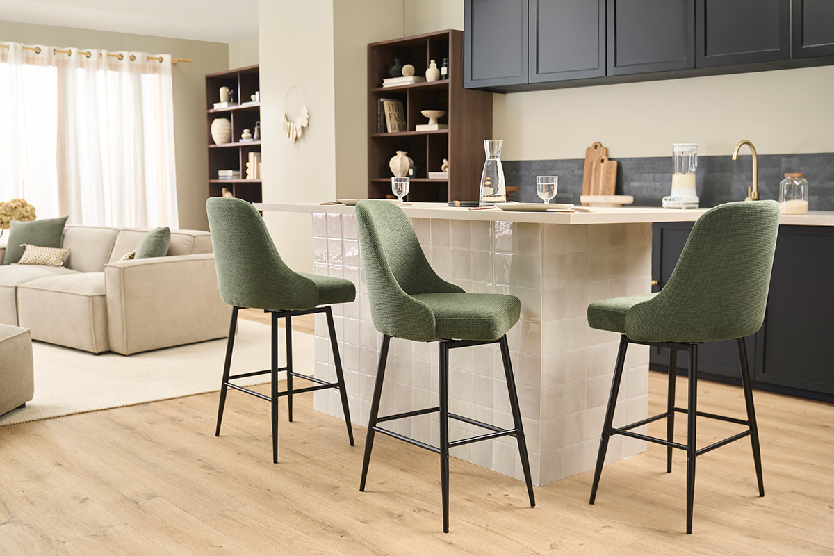 Tabourets de bar pivotants 360� en tissu chenille vert kaki et m�tal H66 cm (lot de 2) HASTA